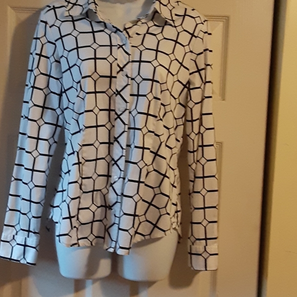 ** NEW YORK & COMPANY BLACK AND WHITE PRINT  TOP, SIZE  MEDIUM - Picture 2 of 7